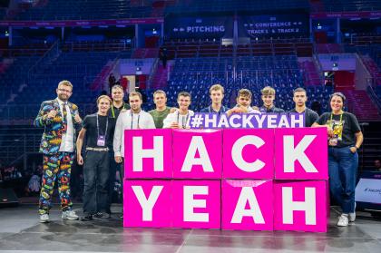 Ученици от ТУЕС сред отличените на най-големия присъствен хакатон в Европа — HackYeah 2025